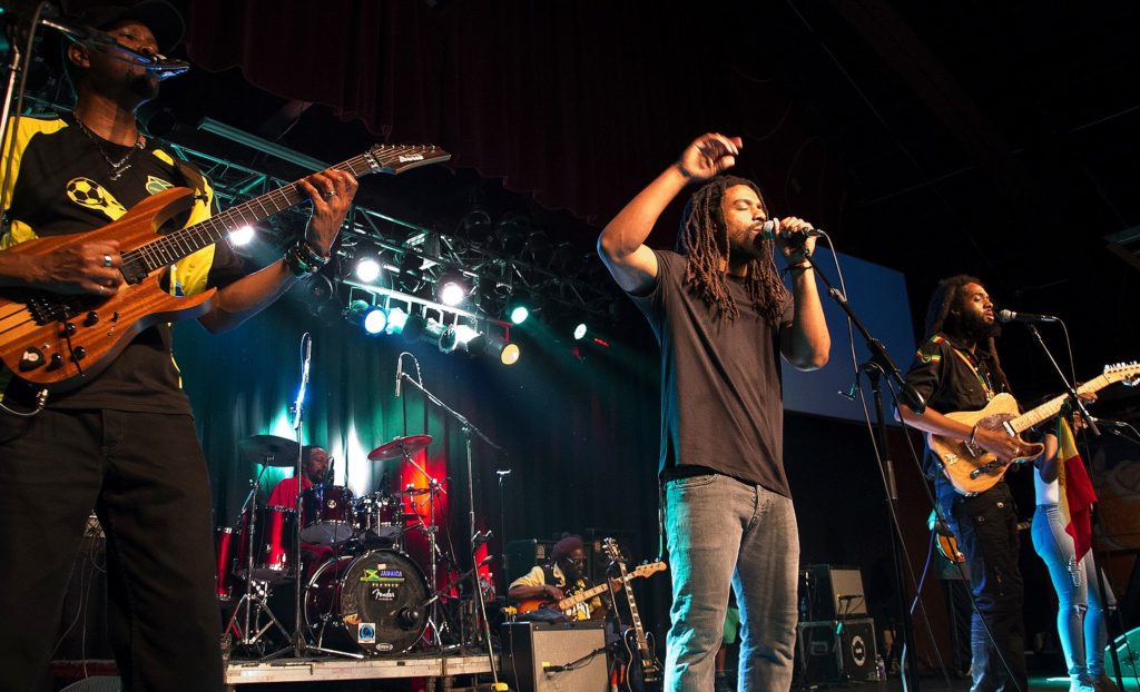Vocalist Dwayne "Danglin" Anglin performs during a recent Wailers concert. Photo by Charley Akers) 